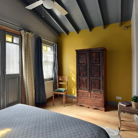 Casa de Férias Golden Horn Views From The Saffron House In Old *